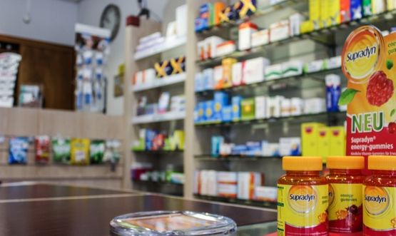 Comptoir avec étagères | Pharmacie 55 | Médicaments, cannes de marche et livraison à domicile | Bienne